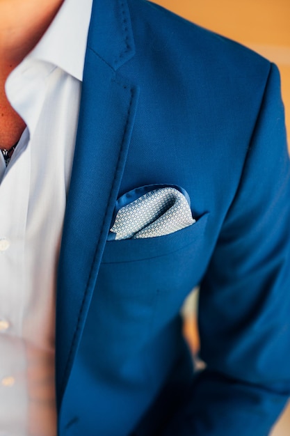 Foto sezione centrale di un uomo in blazer