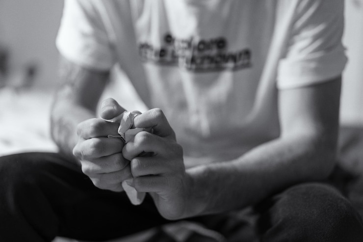 Photo midsection of man crumpling paper