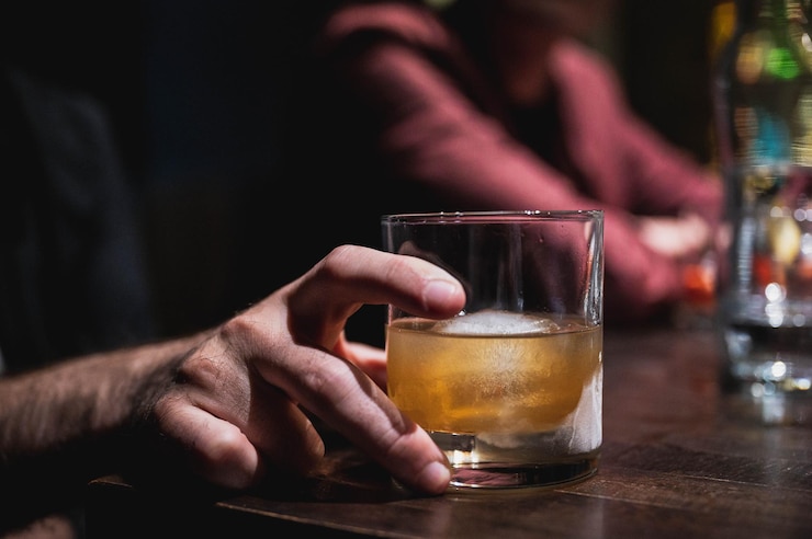 Photo midsection of man drinking beer in glass