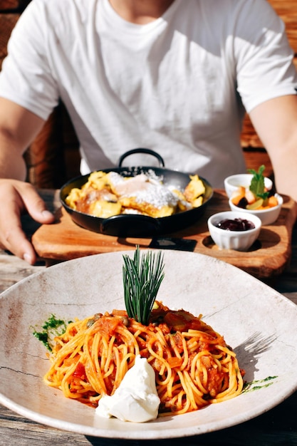 レストランで食べ物を食べている男性のミッドセクション