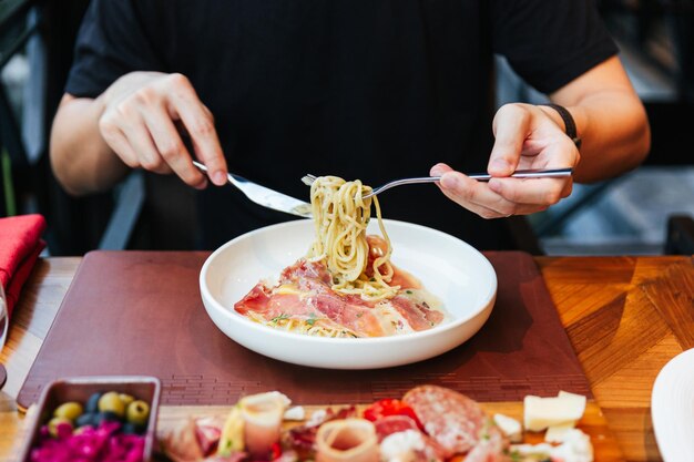 Foto sezione centrale di un uomo che mangia cibo sul tavolo