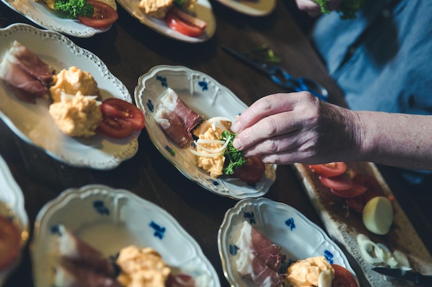 Photo midsection of man eating food