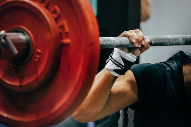 Foto sezione centrale di un uomo che si esercita in palestra