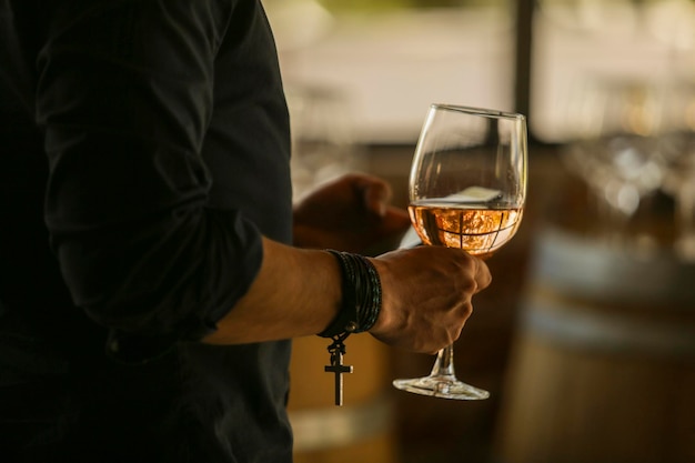 飲み物を飲んでいる男性の中央部分