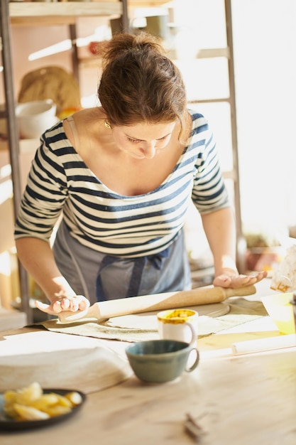 家で食べ物を食べている男のミッドセクション