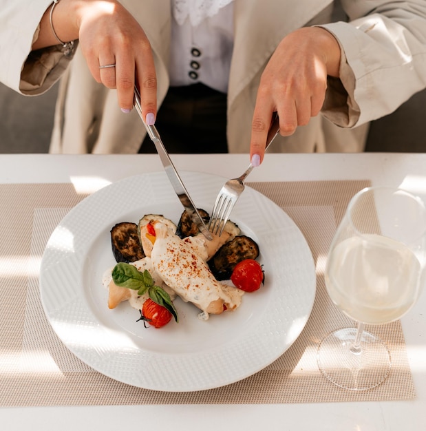 Foto sezione centrale di un uomo che mangia