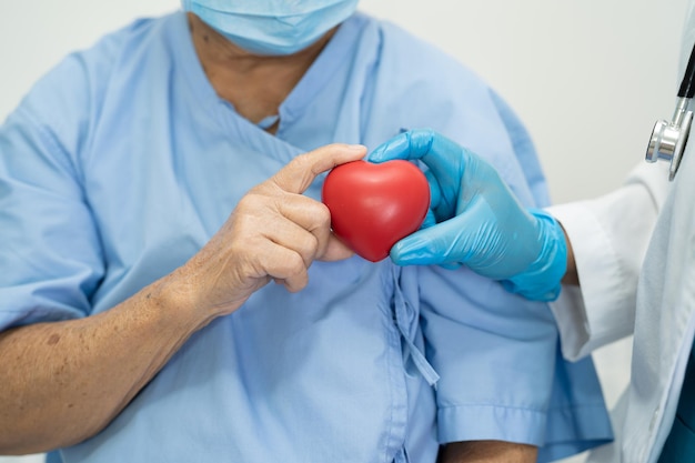 Photo midsection of man holding apple