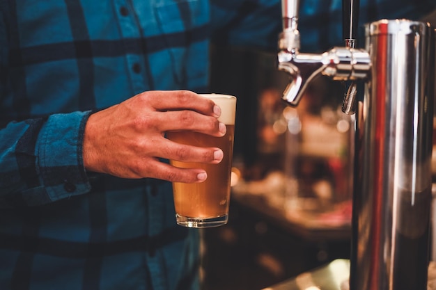 Photo midsection of man holding of beer glass