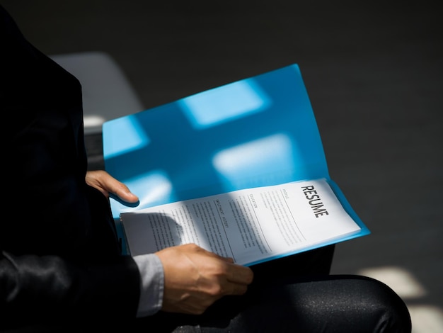 Photo midsection of man holding book