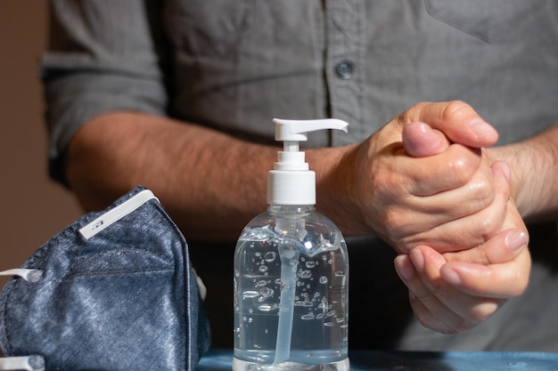 Photo midsection of man holding bottle