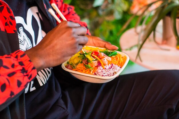 Photo midsection of man holding a bowl of vegetables