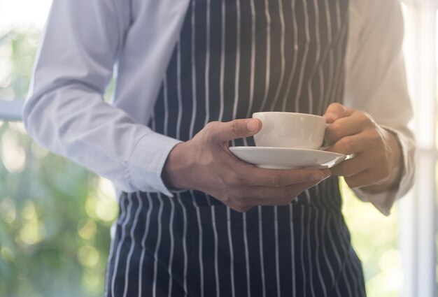 Photo midsection of man holding coffee cup