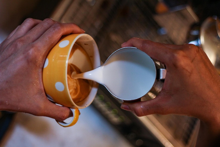 Photo midsection of man holding coffee cup