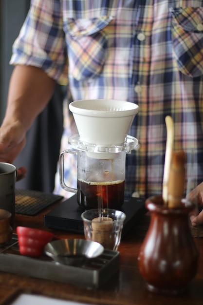 Photo midsection of man holding coffee in gym