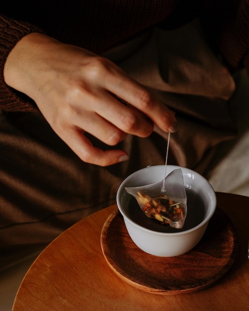 Средняя часть человека, держащего кофе
