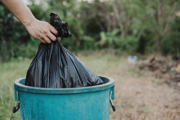 Photo midsection of man holding container