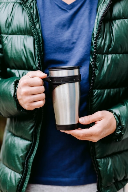 Photo midsection of man holding drink