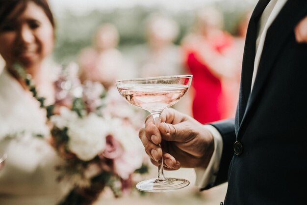 Photo midsection of man holding drink