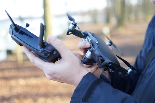 Foto sezione centrale di un uomo che tiene un drone e un telecomando