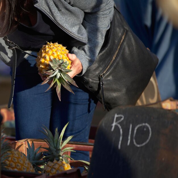 Photo midsection of man holding flower bouquet