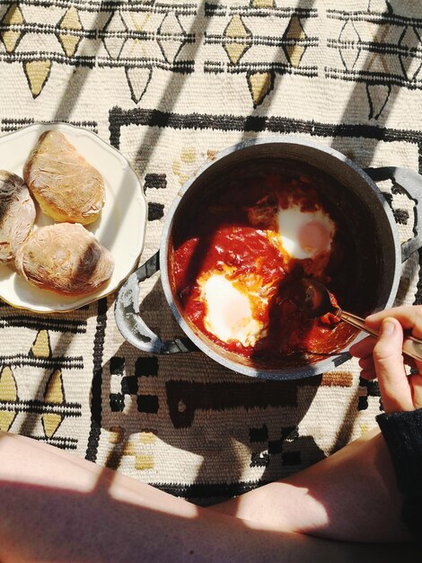 Photo midsection of man holding food