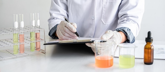 Photo midsection of man holding glass bottle on table