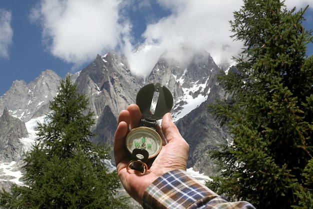 Photo midsection of man holding hands by mountains against sky