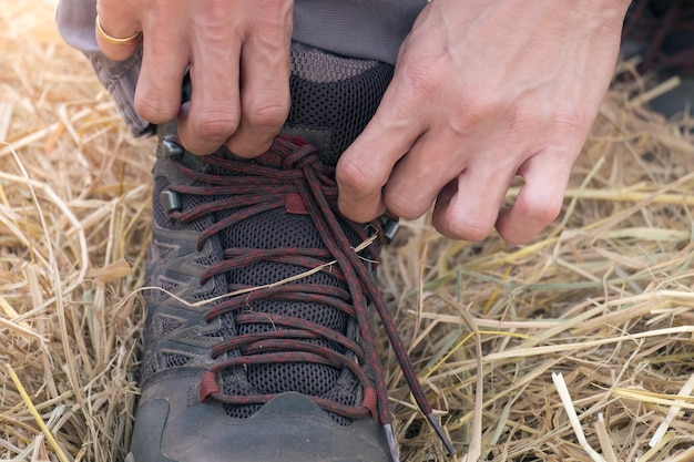 Photo midsection of man holding hands on field