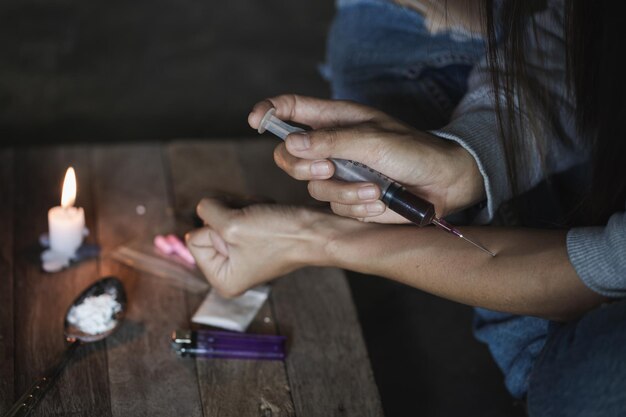 Photo midsection of man holding hands on table