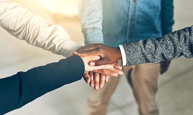 Photo midsection of man holding hands