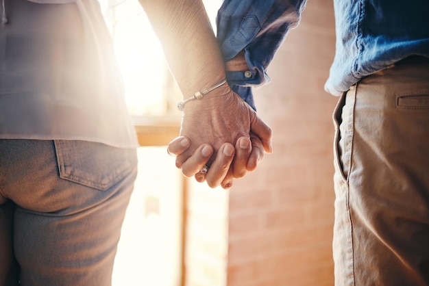 Foto sezione centrale di un uomo che si tiene per mano