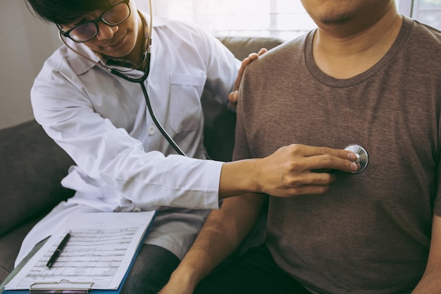 Photo midsection of man holding hands