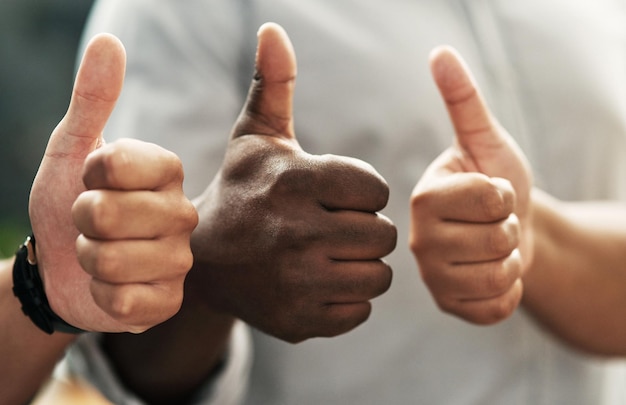 Photo midsection of man holding hands