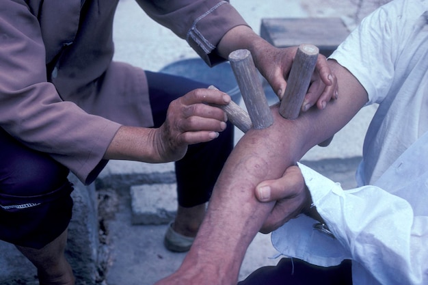 Photo midsection of man holding hands