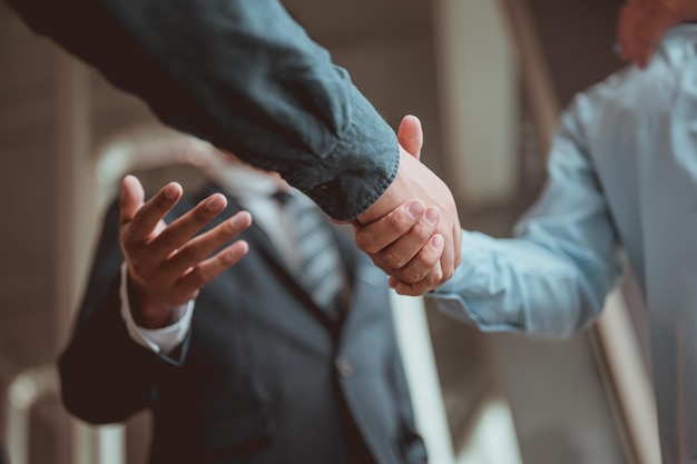 Photo midsection of man holding hands