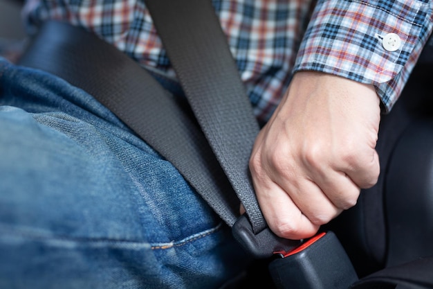 Photo midsection of man holding hands