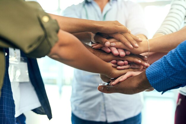 Photo midsection of man holding hands