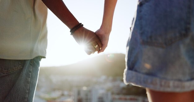 Photo midsection of man holding hands