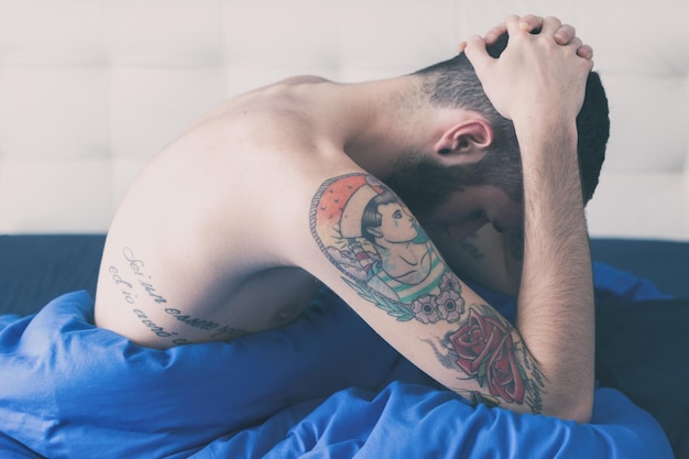 頭を握っている男の中間部分