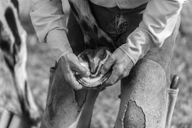 Photo midsection of man holding horseshoe