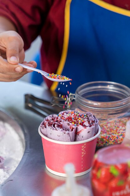 Photo midsection of man holding ice cream on table