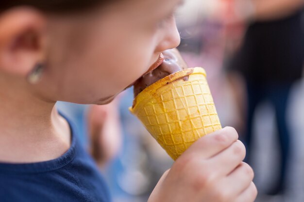 Photo midsection of man holding ice cream