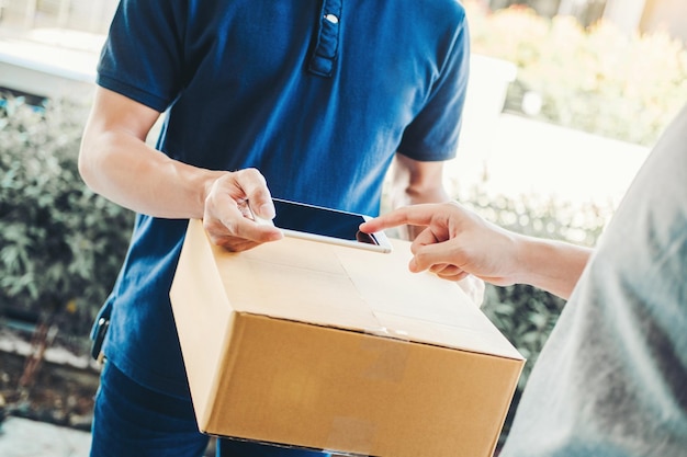 Photo midsection of man holding mobile phone in box