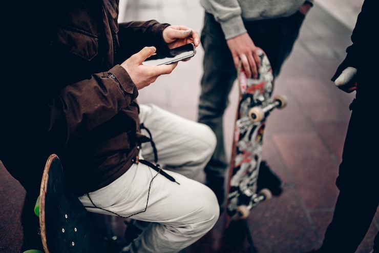 Photo midsection of man holding mobile phone
