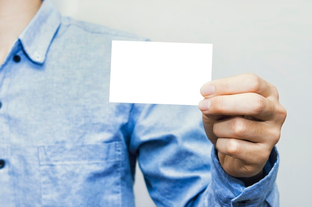 Foto sezione centrale di un uomo che tiene una carta sullo sfondo bianco