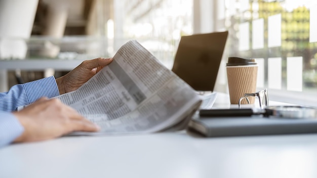 Photo midsection of man holding paper on table