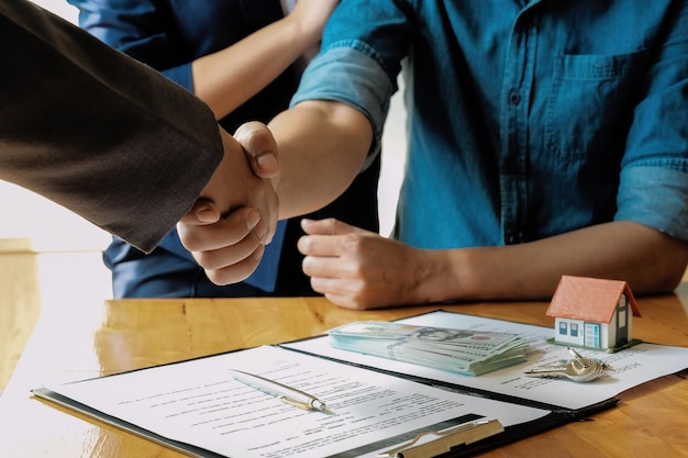 Photo midsection of man holding paper while sitting on table