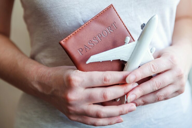 Photo midsection of man holding paper