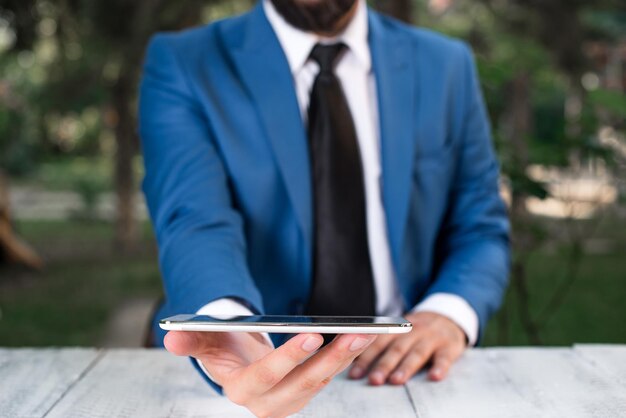 Photo midsection of man holding smart phone