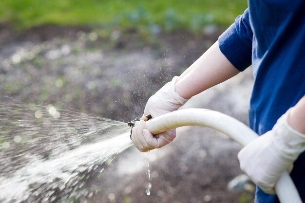 Foto sezione centrale di un uomo che tiene l'acqua in un parco